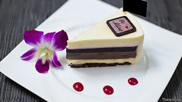 Un postre en un plato blanco