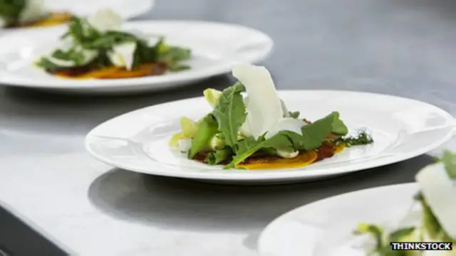 Comida en platos blancos