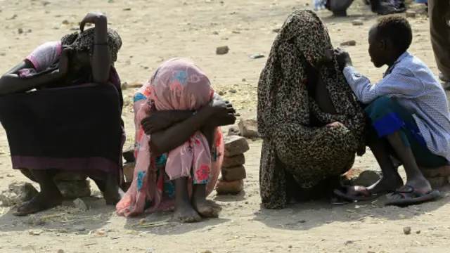 بعض الفارين من الهجوم ينتظرون تسجيل أسمائهم قرب الحدود مع السودان.