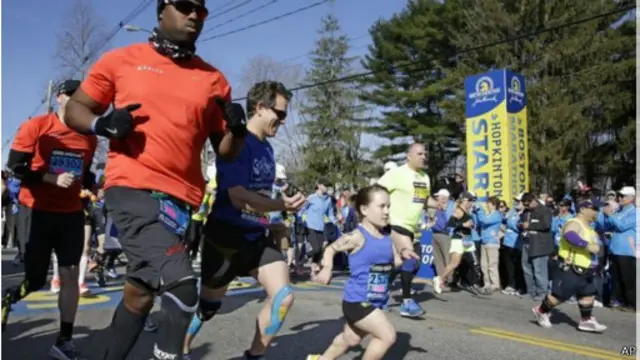 المتسابقون من ذوي الإعاقة أول من يعبرون خط البداية في ماراثون بوسطن.