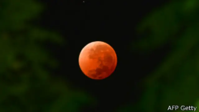 Luna roja desde Montevideo