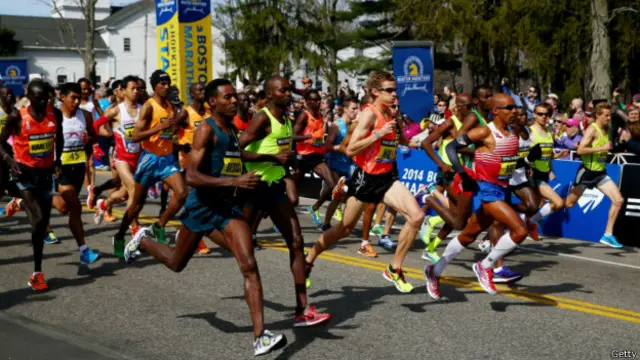 波士顿马拉松男子组选手起步(21/4/2014)