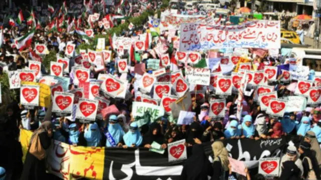 कथित तौर पर इस्लाम विरोधी फिल्म के खिलाफ प्रदर्शन करते लोग.