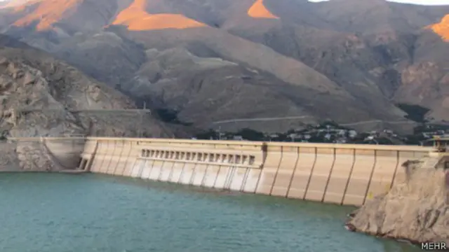 ذخیره آب سد لتیان ۵۵ درصد پایین آمده است