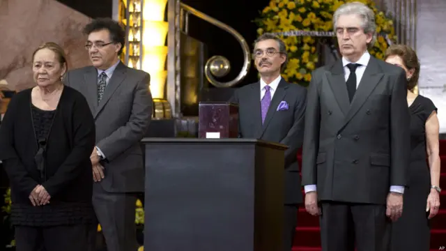 Cenizas rodeadas de la familia