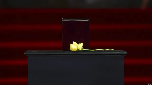 Urna con una flor amarilla