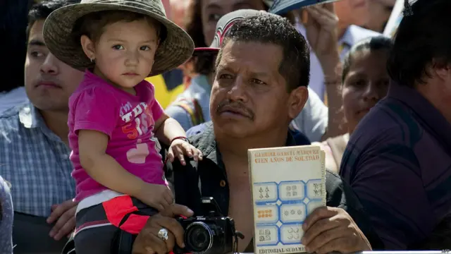 Hombre con niña y libro