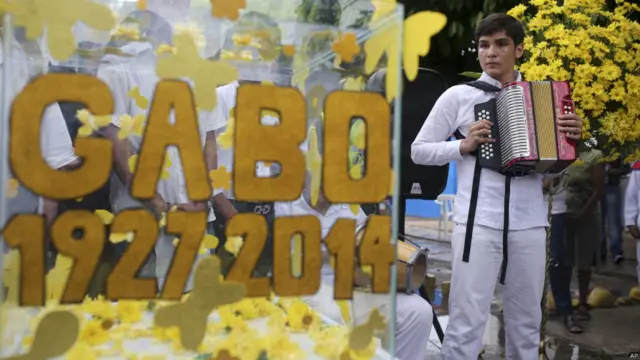 Además, a las afueras del Palacio de Bellas Artes, los ciudadanos podían dejarle un mensaje de despedida a García Márquez en esta urna creada por sus admiradores.