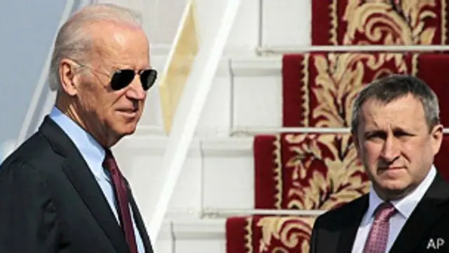 Joe Biden, vicepresidente de EE.UU. con el canciller ucraniano, Andriy Deshchytsia