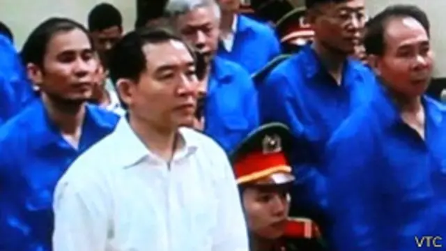Ông Dương Chí Dũng cùng các đồng phạm trong phiên tòa ngày 22/4
