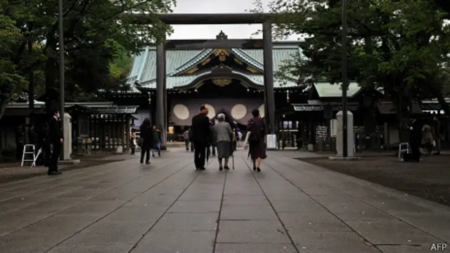 昭和天皇战前曾不赞同日本军部的专横,并对靖国神社供奉甲级战犯感到不满。