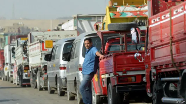 السيارات اصطفت في طوابير طويلة أمام محطات البنزين قبيل بدء تطبيق الأسعار الجديدة.