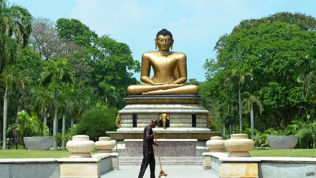  سیاحوں کو بدھ کی مورتی کے سامنے تصاویر کھنچوانے سے بھی منع کیا جاتا رہا ہے