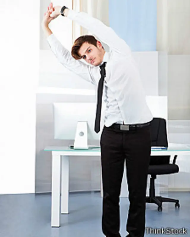 Un empleado se estira