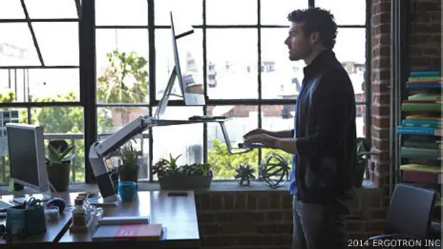 Un trabajador en un escritorio para trabajar de pie