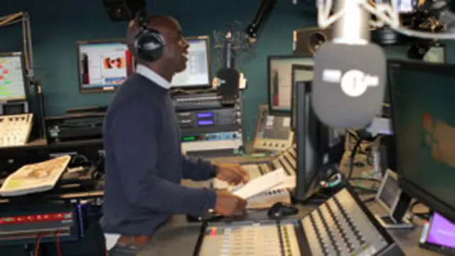 O apresentador da rádio BBC 1Xtra, Trevor Nelson, apresenta o programa em pé em uma das poucas mesas adaptadas (BBC)