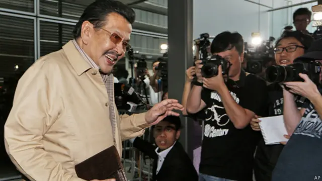 埃斯特拉达步出香港机场贵宾室（22/4/2014）