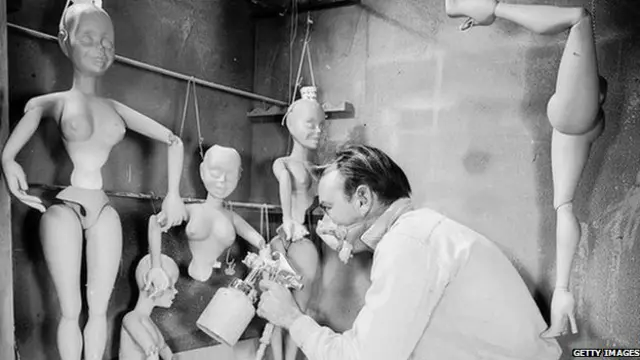 Un técnico arma títeres en la Feria Mundial de 1964.