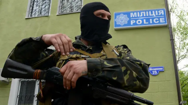 Hombre armado frente al cuartel de policía de Kramatorsk