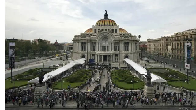 Adib jasadi kuli shahardagi Nafis san‘at saroyiga vidolashuv marosimi uchun qo‘yldi.