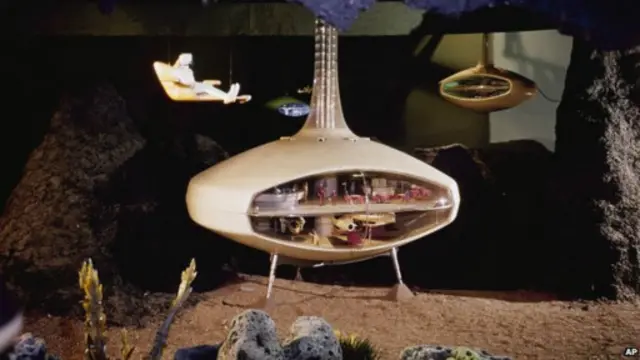 Стенд Futurama II від General Motor's демонстрував колонії на Місяці та підводні павільйони 