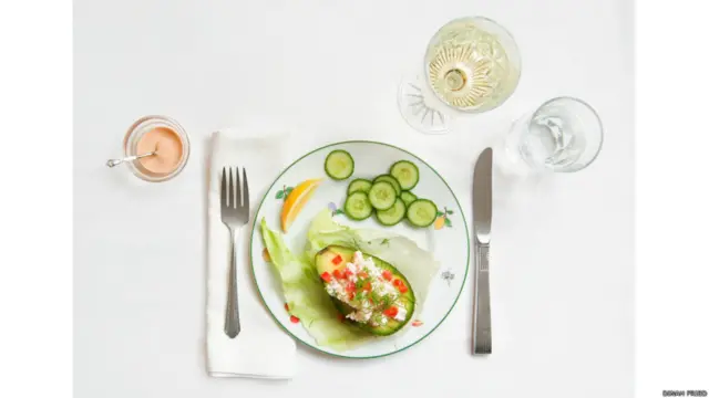 ڈیزائنر اور آرٹ ڈائریکٹر ڈائنا فرائیڈ نے کھانے، فوٹوگرافی اور ادب کو ایک کتاب میں اکٹھا کیا ہے۔ انھوں نے مختلف کتابوں میں بیان کی جانے والے 50 سے زائد کھانوں کو تصویری شکل میں پیش کیا۔ ناشپاتی سے تیار کردہ اس کھانے کو سیلویا پلاٹز کو دی بیل جار میں متاثر کیا۔ ’ اس نے مجھے سکھایا کہ کس طرح سے ناشپاتی کو انگور کی جیلی، فرینچ ڈریسنگ اور کشمش کی چٹنی کے ساتھ کھایا جا سکتا ہے۔ مزید تصاویر اور معلومات اس ویب سائٹ پر دیکھی جا سکتی ہیں:
http://fictitiousdishes.com/#The-Photos