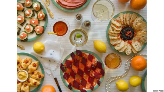 فرائیڈ نے تصاویر میں جن کھانوں کی منظر کشی کی گئی تھی ان کو دوبارہ تیار کیا۔ اس میں مصنف ایف سکاٹ فٹزجیرلڈ کی کہانی ’گریٹ گیٹسبی‘ میں بیان کردہ پکوان بھی شامل ہے۔