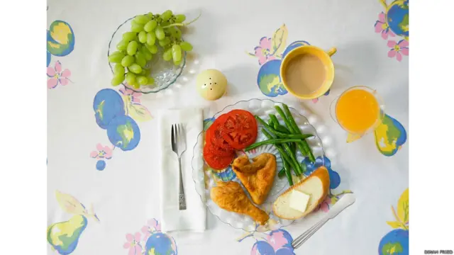 ٹماٹر کے ساتھ چکن اور بینز ہارپر لی کی ٹو کلِ اے موکنگ برڈ سے لیا ہے۔ 