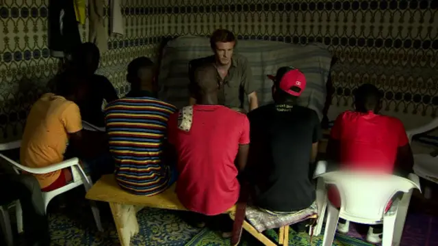 زعم أفراد العصابة أن لديهم أسلحة نارية وقنابل ولكنهم رفضوا إظهارها