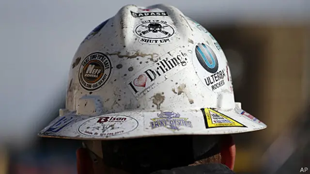 casco protector de un trabajador de oleoducto