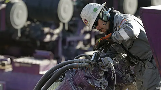 trabajador de un oleoducto