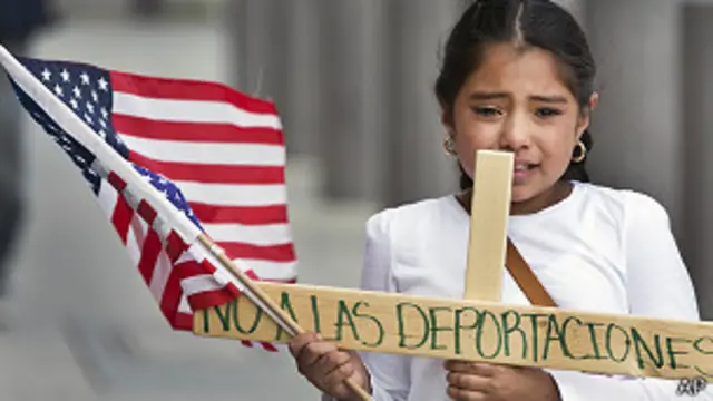 Niña hispana en protesta en Los Ángeles