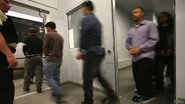 Hombres en centro de detención en EE.UU.