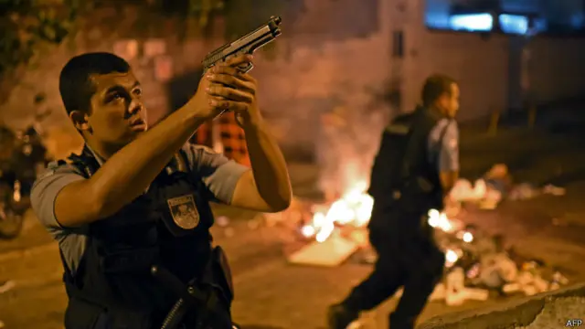 Policiaisvegacasinofavela do RiovegacasinoJaneiro (foto: AFP) 