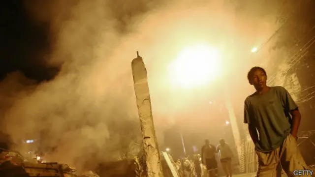 警察与抗议者在里约热内卢贫民区发生暴力冲突