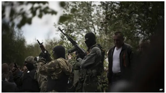 Các tay súng đeo mặt nạ tại tang lễ của một trong ba người thuộc lực lượng thân Nga bị bắn chết