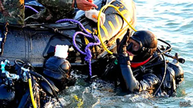 Buzos en Corea del Sur intentan recuperar los restos de las víctimas del ferry