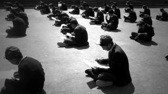 लेह स्कूल क़तार के आख़िरी