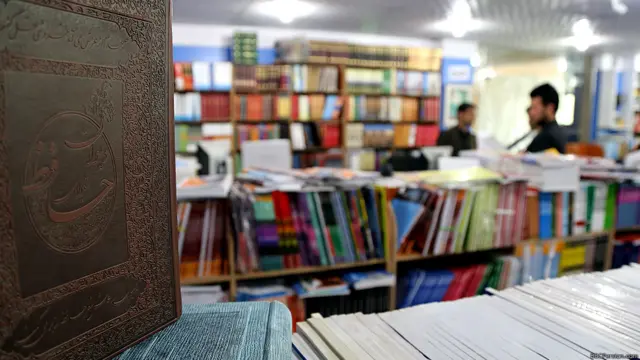 بازار کتاب در افغانستان به سرعت در حال توسعه است. دهها میلیون دلار در این عرصه سرمایه‎گذاری شده و دست‎اندرکاران صنعت چاپ و نشر می‌گویند از نتیجه سرمایه‌گذاری خود راضی هستند.