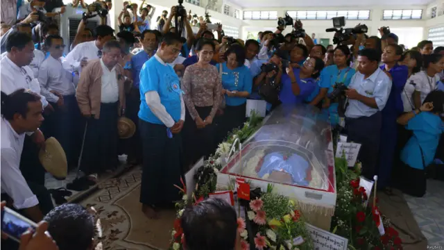 ရေဝေး သုသာန်မှာ ကျင်းပတဲ့ ဆရာကြီး ဦးဝင်းတင်ရဲ့ စျာပနကို ဒေါ်အောင်ဆန်းစုကြည်လည်း လာရောက် ဂါရဝ ပြုခဲ့။