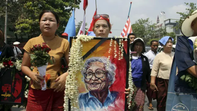 စျာပနနေ့ ဧပြီ ၂၃ ရက်နေ့မှာ ဆရာကြီး ဦးဝင်းတင်ကို လေးစားကြည်ညိုသူတွေလည်း လမ်းလျှောက် ချီတက် ဂါရဝပြုခဲ့ကြ။