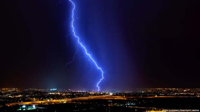 البرق في مدينة توسون في فترة الرياح الموسمية الصيفية في يوليو/تموز 2012 / تصوير: مايك اولبنيسكي / باركروفت