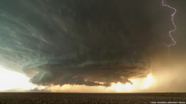 Bức hình sống động về sự hình thành cơn dông ở vùng Tây Bắc Booker, Texas. Trong cột mây vũ tích, dông được hình thành bởi chuyển động xoáy lên trên đều đặn, ảnh hưởng tới đường đi trên mặt đất và có khả năng tạo ra điều kiện thời tiết khắc nghiệt. 