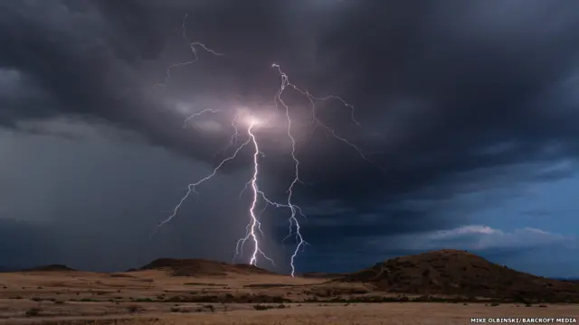 Một tia sét khác ở Nam Camp Verde ngay sau khi mặt trời vừa lặn. Sét là hiện tượng phóng điện khi xảy ra mất cân bằng trong điện cực giữa các đám mây và mặt đất.