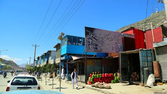 اما دست‌اندرکاران صنعت چاپ و نشر می‌گویند که دولت زمینه سرمایه‌گذاری را فراهم نکرده است. هنوز کمبود جا و فضای مناسب برای بنگاههای انتشاراتی، مانع جدی برای سرمایه‌گذاری در این عرصه است.