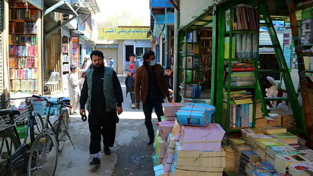 تاجران کتاب همواره دولت را به "بی‌توجهی" به صنعت چاپ و نشر کرده است.