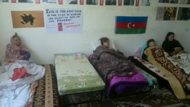 N!DA fəallarının valideynləri dörd gündən sonra aclıq aksiyasını müvəqqəti dayandırır. Fotonun müəllifi İsmi Şahzadədir.