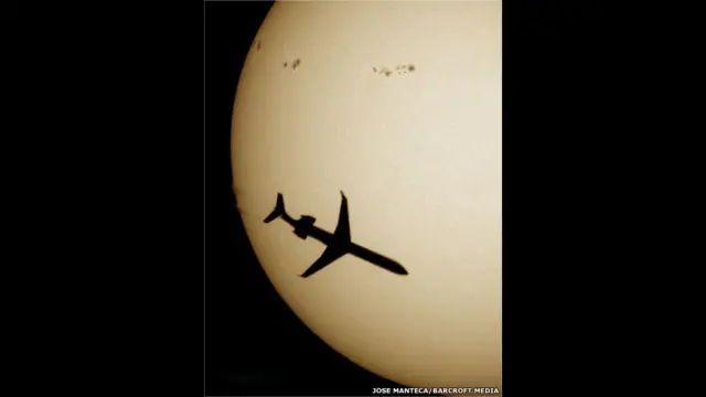 जेट विमान की छाया. जोस मैंटेसा/बारक्रॉफ़्ट