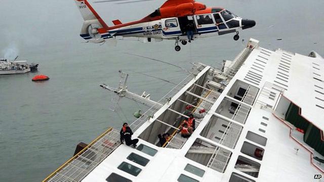 Labores de rescate del ferry hundido.