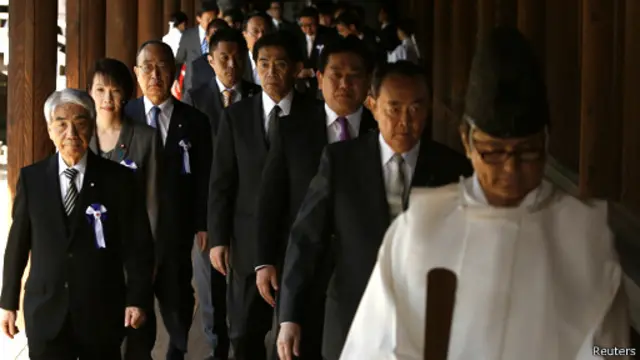 دیدار نمایندگان پارلمان ژاپن از معبد کشته شدگان جنگ خشم همسایگان این کشور را برانگیخته است